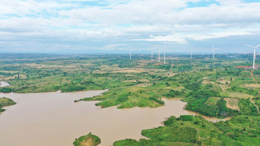 Những trụ điện gió bên hồ thủy lợi Plei Thơ Ga. Ảnh: Thiên Di