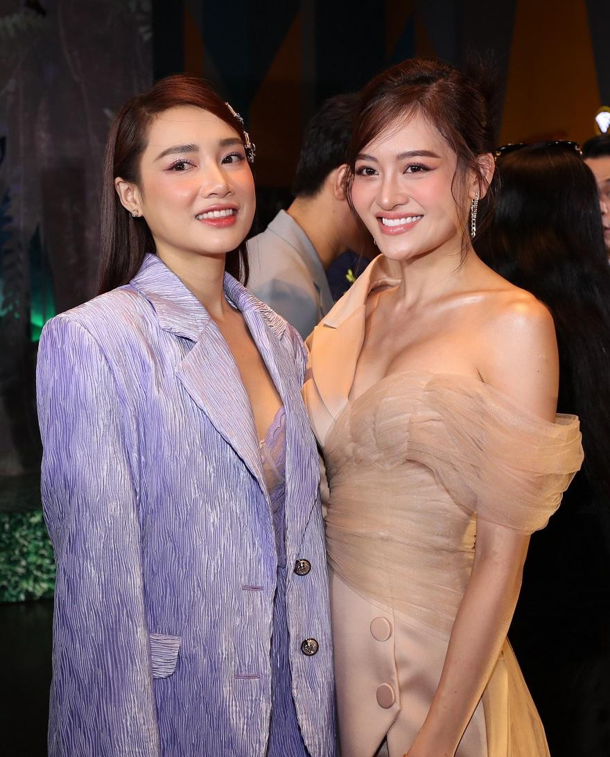 Nhã Phương đến chung vui cùng diễn viên trẻ Thùy Anh. Nhã Phương kì vọng Rừng thế mạng sẽ là khởi đầu tốt cho phim Việt ra rạp trở lại sau thời gian dịch bệnh. Ảnh: BTC