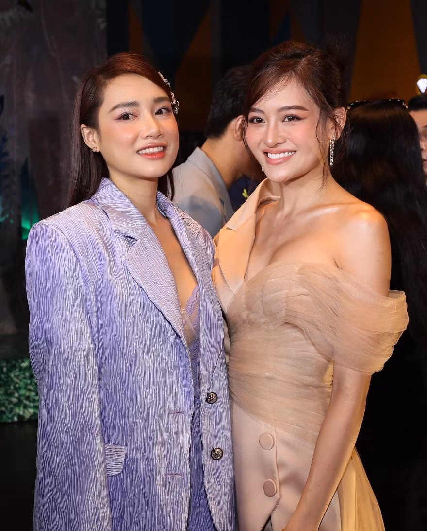 Nhã Phương đến chung vui cùng diễn viên trẻ Thùy Anh. Nhã Phương kì vọng Rừng thế mạng sẽ là khởi đầu tốt cho phim Việt ra rạp trở lại sau thời gian dịch bệnh. Ảnh: BTC