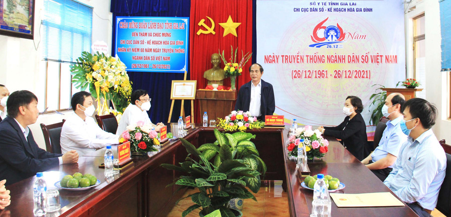 Đồng chí Võ Ngọc Thành phát biểu chúc mừng tập thể Chi cục Dân số-Kế hoạch hóa gia đình tỉnh nhân kỷ niệm Ngày truyền thống của ngành. Ảnh: Đinh Yến