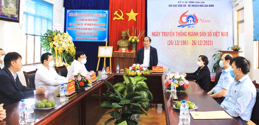 Đồng chí Võ Ngọc Thành phát biểu chúc mừng tập thể Chi cục Dân số-Kế hoạch hóa gia đình tỉnh nhân kỷ niệm Ngày truyền thống của ngành. Ảnh: Đinh Yến