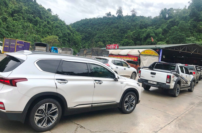  Đến hơn 8 giờ sáng nay (18-12) lượng xe vẫn thường xuyên ùn ứ, quá tải tại chốt kiểm dịch Covid-19 đèo Chuối.