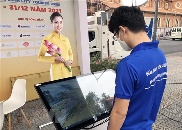 Người dân Thành phố Hồ Chí Minh trải nghiệm không gian giới thiệu hình ảnh và thông tin điểm đến nổi bật tại Bưu điện Trung tâm thành phố. Ảnh: Mỹ Phương/TTXVN