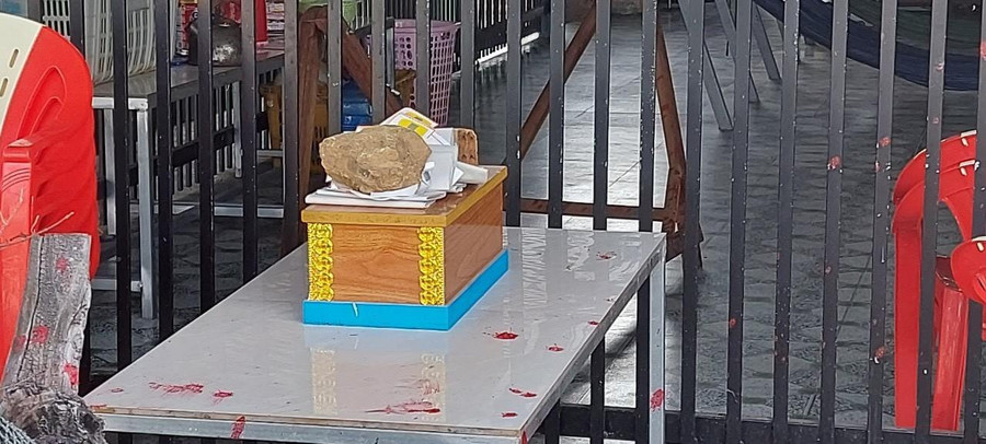  Chiếc quan tài loại nhỏ đặt trước nhà con nợ. Ảnh: Đình Duy