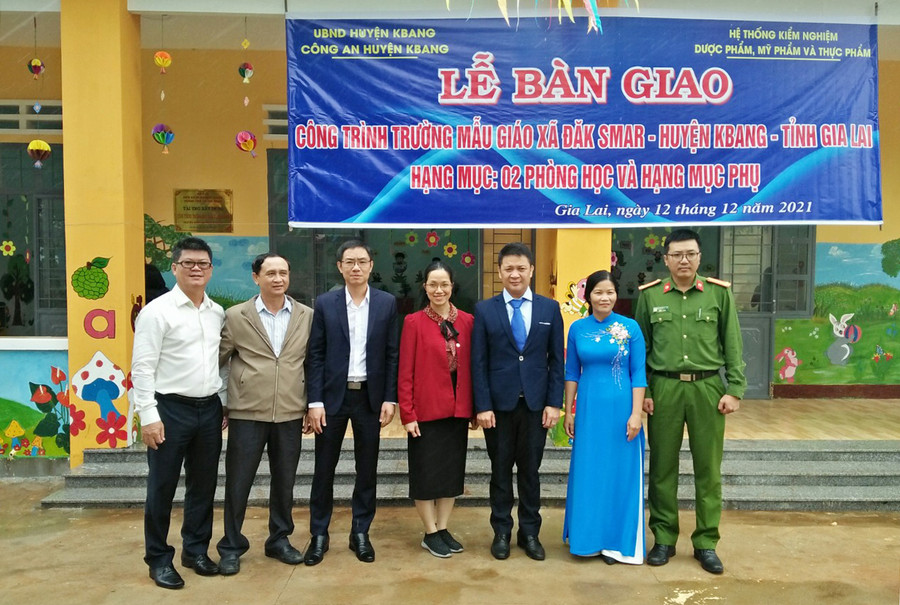  Các đại biểu chụp hình lưu niệm tại lễ bàn giao công trình Trường Mẫu giáo xã Đak Smar (huyện Kbang). Ảnh: Minh Ngân