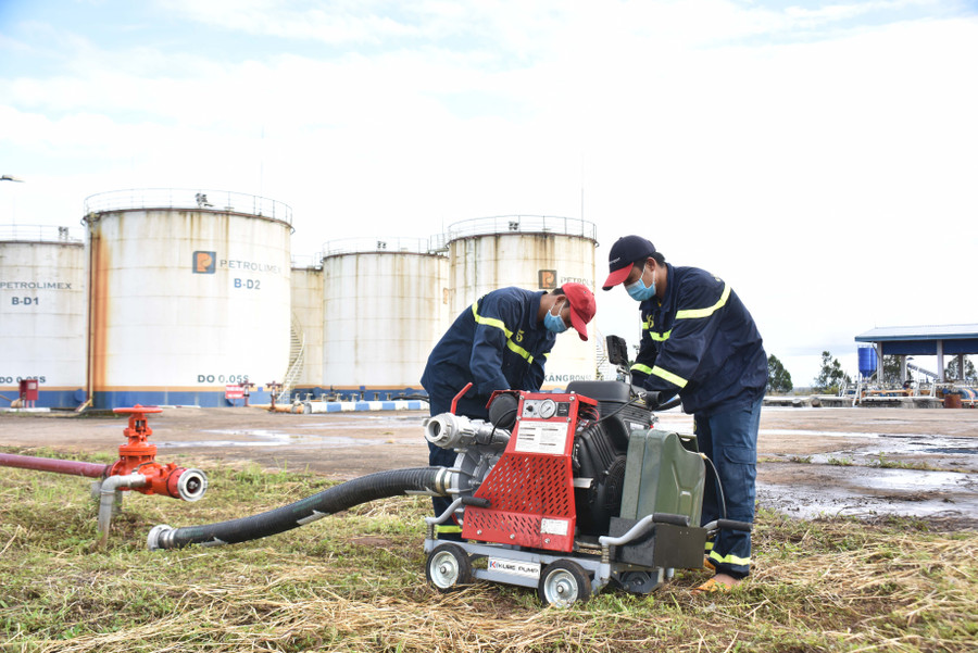 Lực lượng Phòng cháy chữa cháy và Cứu nạn cứu hộ kiểm tra thiết bị chữa cháy để chuẩn bị cho công tác diễn tập.