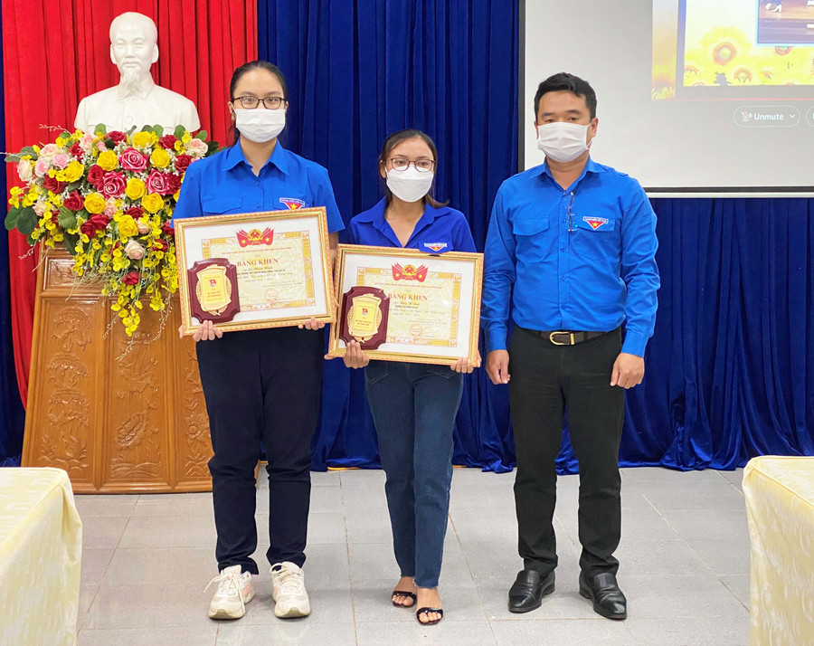 Anh Đỗ Duy Nam trao tặng bằng khen của TW đoàn cho 2 em đạt danh hiệu học sinh 3 tốt. Ảnh: Hà Đức Thành