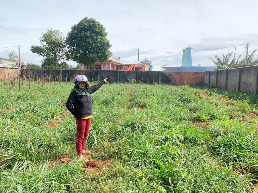 Bà Phan Thị Gái (thôn Hòa Tín, thị trấn Nhơn Hòa, huyện Chư Pưh) chỉ về cơ sở lò sấy, xay xát cà phê Bảy Gắng gây ô nhiễm môi trường. Ảnh: R'Ô HOK Bà Phan Thị Gái (thôn Hòa Tín, thị trấn Nhơn Hòa, huyện Chư Pưh) chỉ về cơ sở lò sấy, xay xát cà phê Bảy Gắng gây ô nhiễm môi trường. Ảnh: R'Ô HOK