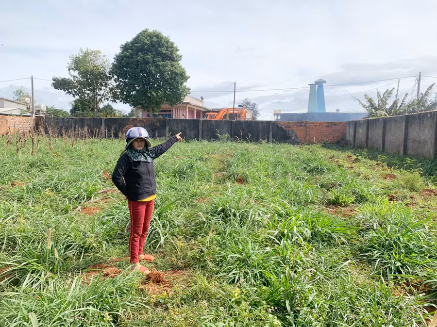  Bà Phan Thị Gái (thôn Hòa Tín, thị trấn Nhơn Hòa, huyện Chư Pưh) chỉ về cơ sở lò sấy, xay xát cà phê Bảy Gắng gây ô nhiễm môi trường. Ảnh: R'Ô HOK