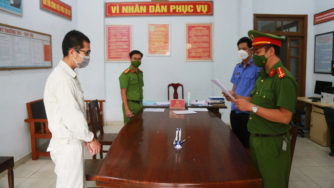 Tống đạt lệnh bắt tạm giam đối với Lê Quốc Huy  Tống đạt lệnh bắt tạm giam đối với Lê Quốc Huy