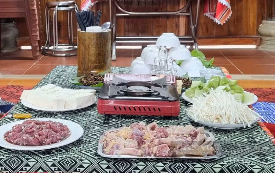 Du khách về tới hang dơi Kho Mường còn được thưởng thức những món ăn ngon do chính người dân nơi đây sản xuất. Ảnh: P V