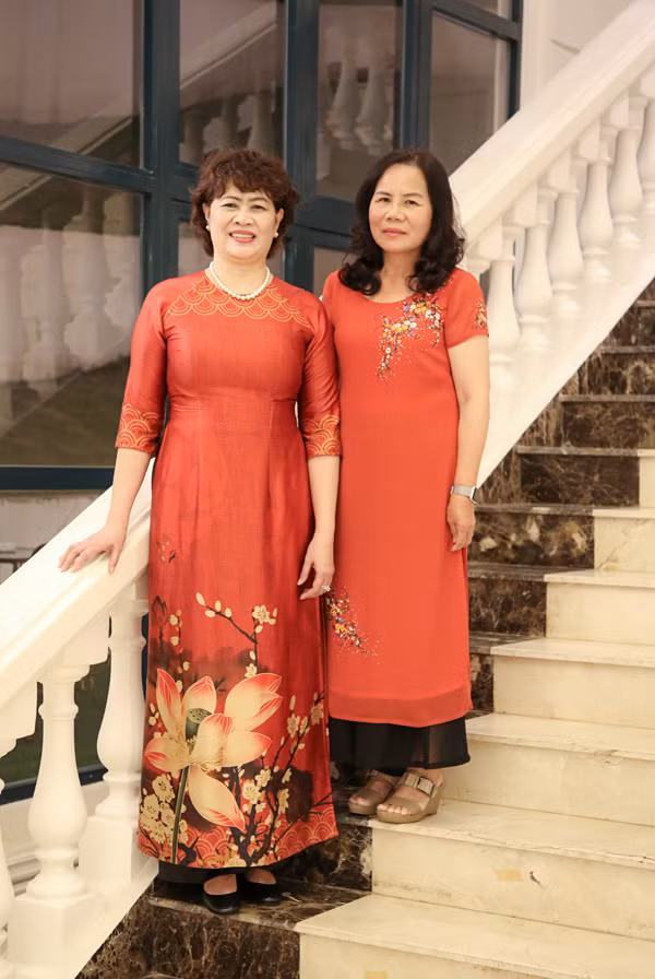 Hai “Nữ doanh nhân Việt Nam tiêu biểu năm 2020” nhận Cúp Bông Hồng Vàng của Lâm Đồng là bà Đinh Thị Mỹ Phượng (phải) và bà Nguyễn Thị Bích Huệ