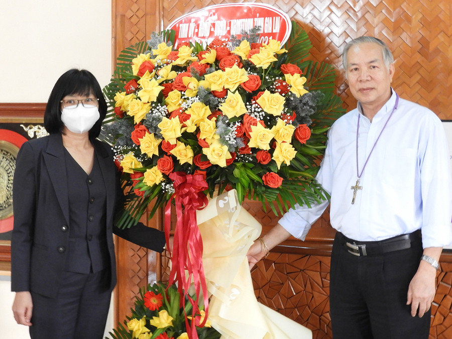 Phó Chủ tịch UBND tỉnh Gia Lai Nguyễn Thị Thanh Lịch (trái) tặng hoa chúc mừng Giáng sinh tại Toà Giám mục Giáo phận Kon Tum (0673)