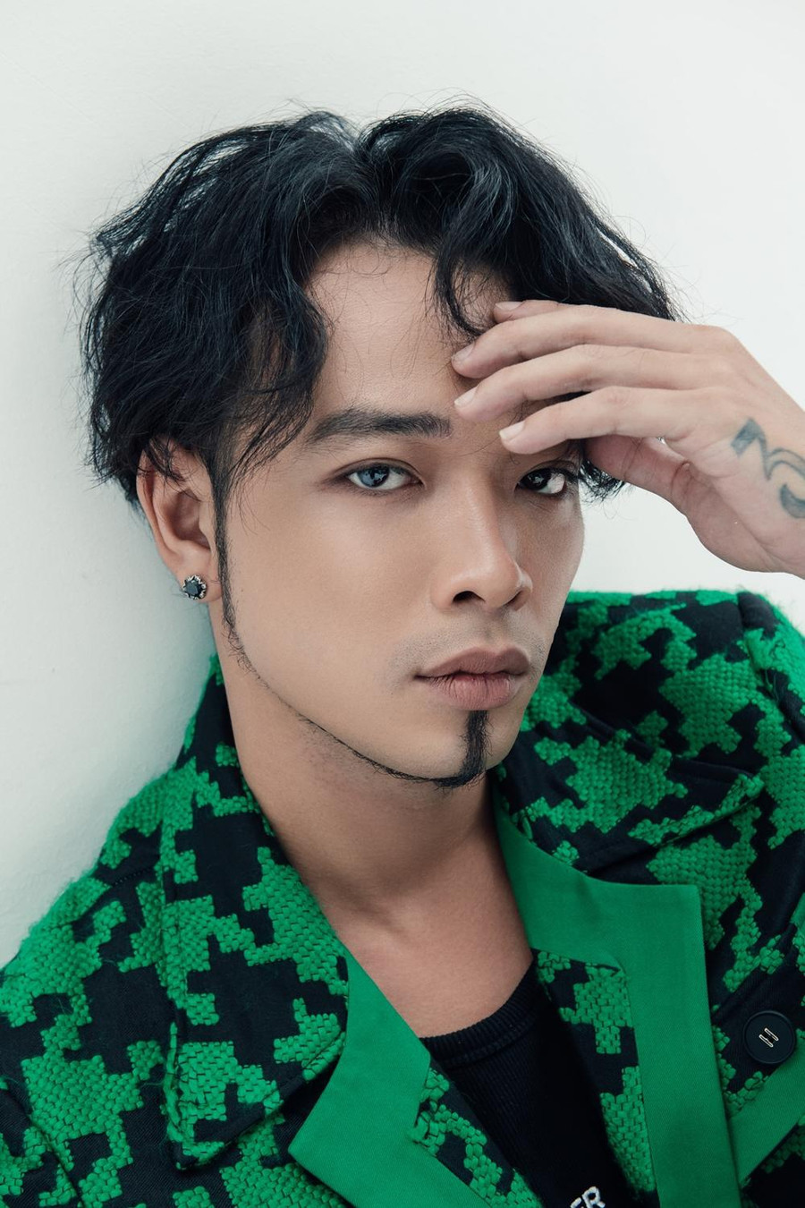 Bước sang tuổi mới, nam diễn viên hy vọng luôn tìm được cơ hội phù hợp để đổi mới bản thân và thử sức trong nhiều vai diễn khác nhau. Việc thay đổi hình ảnh cũng góp phần khẳng định phong cách chững chạc, lịch lãm mà anh theo đuổi sắp tới. Tuy nhiên, Hoàng Phi cho biết dù có thay đổi nhưng anh vẫn giữ chất riêng. Ảnh: NVCC Bước sang tuổi mới, nam diễn viên hy vọng luôn tìm được cơ hội phù hợp để đổi mới bản thân và thử sức trong nhiều vai diễn khác nhau. Việc thay đổi hình ảnh cũng góp phần khẳng định phong cách chững chạc, lịch lãm mà anh theo đuổi sắp tới. Tuy nhiên, Hoàng Phi cho biết dù có thay đổi nhưng anh vẫn giữ chất riêng. Ảnh: NVCC