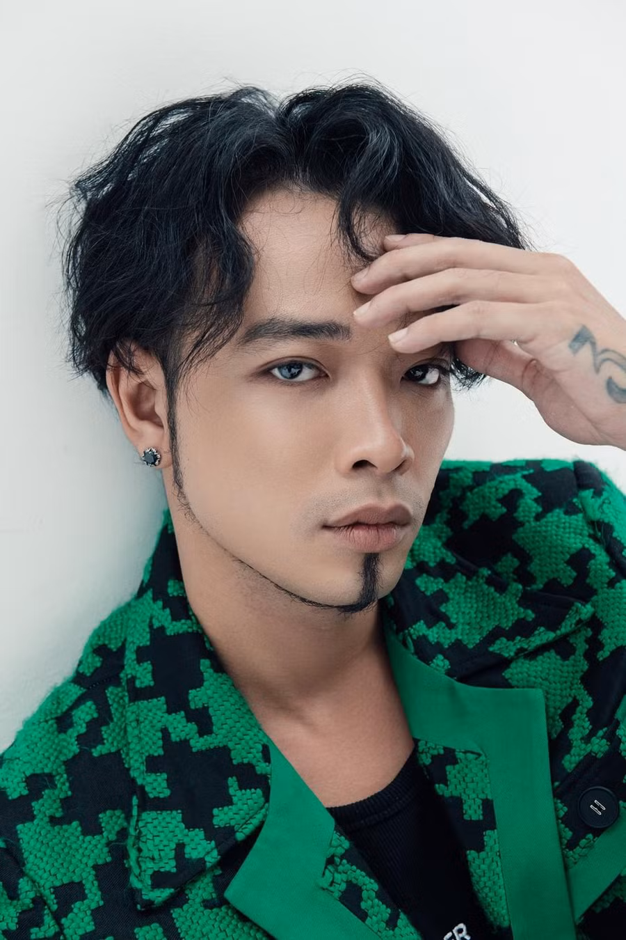 Bước sang tuổi mới, nam diễn viên hy vọng luôn tìm được cơ hội phù hợp để đổi mới bản thân và thử sức trong nhiều vai diễn khác nhau. Việc thay đổi hình ảnh cũng góp phần khẳng định phong cách chững chạc, lịch lãm mà anh theo đuổi sắp tới. Tuy nhiên, Hoàng Phi cho biết dù có thay đổi nhưng anh vẫn giữ chất riêng. Ảnh: NVCC