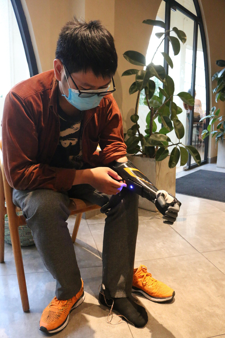 Anh Phạm Văn Được giới thiệu cách sử dụng cánh tay robot Vulcan. Ảnh: P.T.N