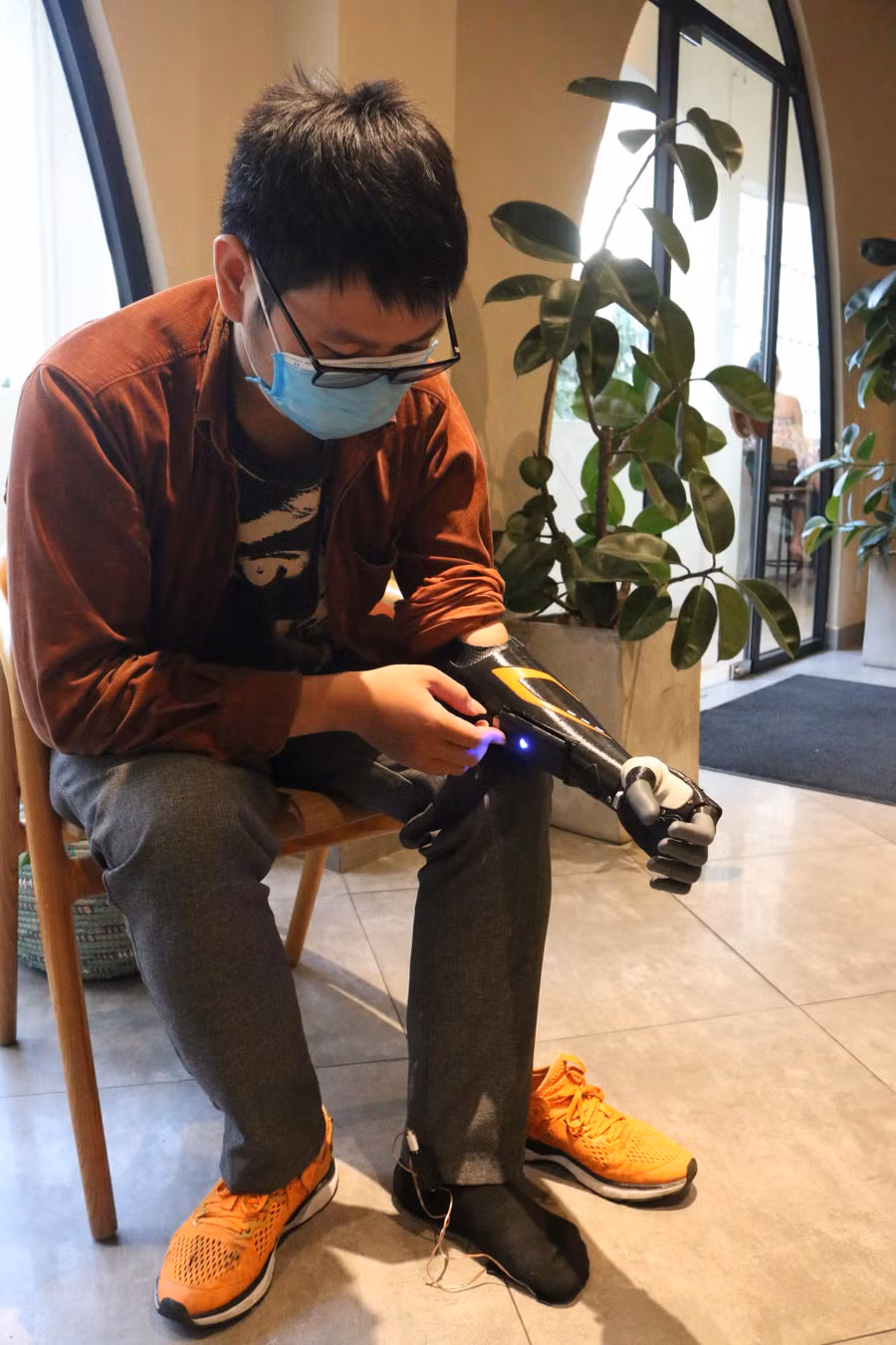 Anh Phạm Văn Được giới thiệu cách sử dụng cánh tay robot Vulcan. Ảnh: P.T.N