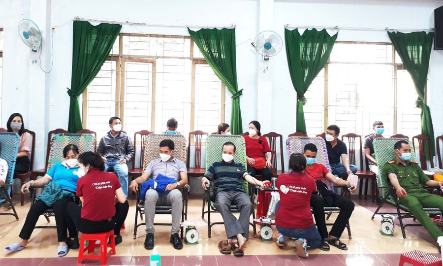 Đông đảo người dân huyện Krông Pa tham gia hiến máu tình nguyện. Ảnh: Vũ Chi