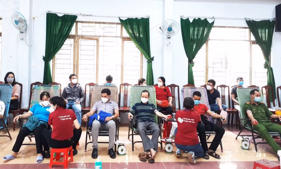 Đông đảo người dân huyện Krông Pa tham gia hiến máu tình nguyện. Ảnh: Vũ Chi