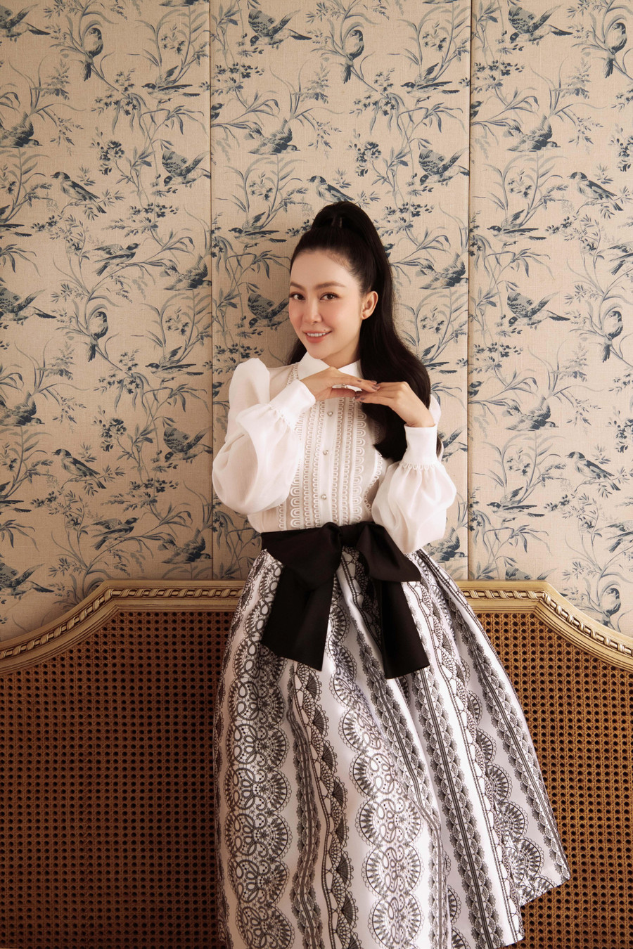 Ren được sử dụng để tô điểm cho những mẫu áo mỏng manh kết hợp cùng chân váy xòe điệu đà. NTK sử dụng họa tiết ren đa dạng, kích cỡ to nhỏ xen kẽ trên hai gam màu đen và trắng - hai gam màu có tuổi thọ bền vững với thời trang, không bị lỗi mốt và còn hợp với nhiều màu da, sắc vóc. Ren được sử dụng để tô điểm cho những mẫu áo mỏng manh kết hợp cùng chân váy xòe điệu đà. NTK sử dụng họa tiết ren đa dạng, kích cỡ to nhỏ xen kẽ trên hai gam màu đen và trắng - hai gam màu có tuổi thọ bền vững với thời trang, không bị lỗi mốt và còn hợp với nhiều màu da, sắc vóc.