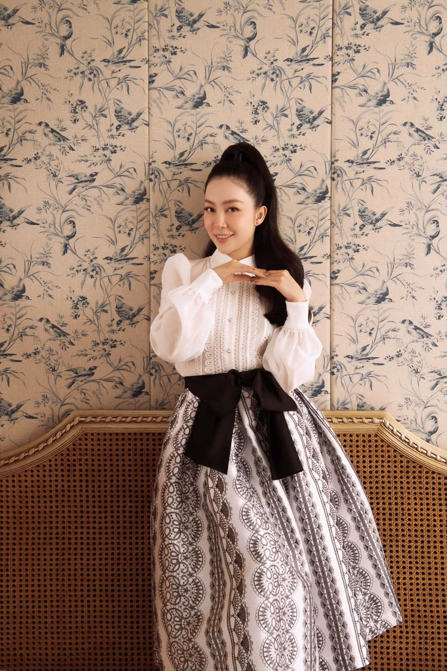 Ren được sử dụng để tô điểm cho những mẫu áo mỏng manh kết hợp cùng chân váy xòe điệu đà. NTK sử dụng họa tiết ren đa dạng, kích cỡ to nhỏ xen kẽ trên hai gam màu đen và trắng - hai gam màu có tuổi thọ bền vững với thời trang, không bị lỗi mốt và còn hợp với nhiều màu da, sắc vóc. Ren được sử dụng để tô điểm cho những mẫu áo mỏng manh kết hợp cùng chân váy xòe điệu đà. NTK sử dụng họa tiết ren đa dạng, kích cỡ to nhỏ xen kẽ trên hai gam màu đen và trắng - hai gam màu có tuổi thọ bền vững với thời trang, không bị lỗi mốt và còn hợp với nhiều màu da, sắc vóc.