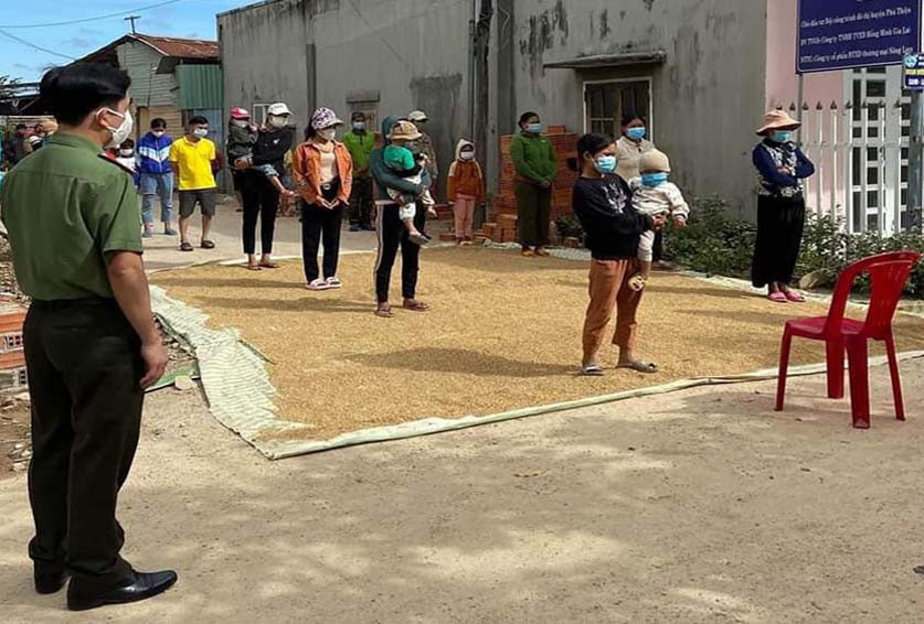 Thị trấn Phú Thiện thực hiện lấy mẫu xét nghiệm trên diện rộng để sớm bóc tách F0 ra khỏi cộng đồng. Ảnh: N.H