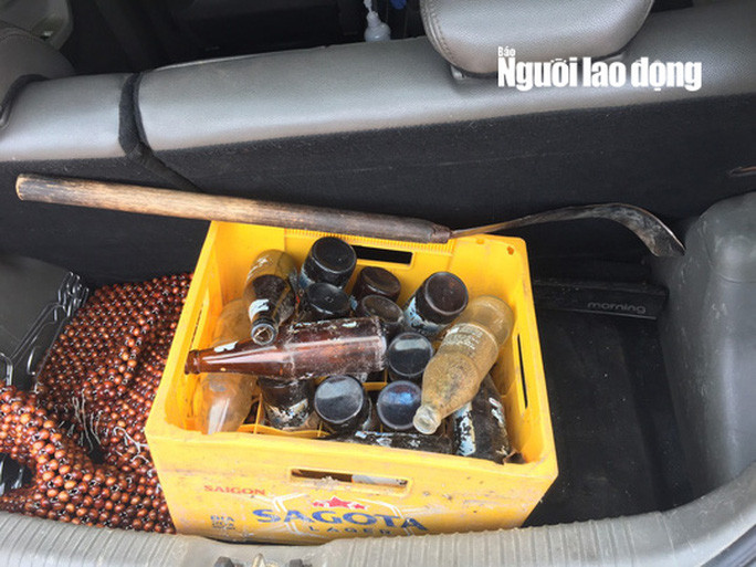 Hung khí là cây dao dài cùng nhiều vỏ chai bia, nước ngọt. Hung khí là cây dao dài cùng nhiều vỏ chai bia, nước ngọt