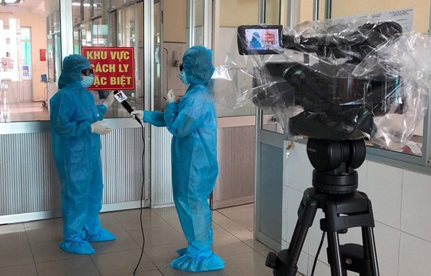 Phóng viên Thông tấn xã Việt Nam tác nghiệp tại khu vực cách ly đặc biệt. Ảnh: Quốc Dũng/TTXVN