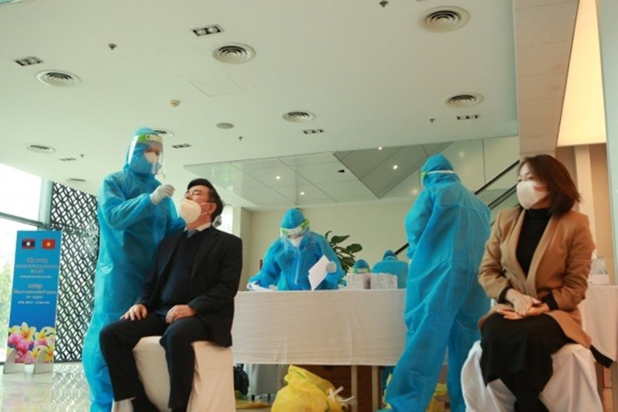 Đại biểu tham dự Đại hội Hội Nhà báo Việt Nam test COVID-19 vào chiều 28.12. Ảnh PV Đại biểu tham dự Đại hội Hội Nhà báo Việt Nam test COVID-19 vào chiều 28.12. Ảnh PV