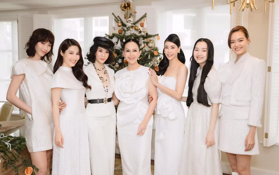 Dàn người đẹp diện tone màu trắng đến chúc mừng sinh nhật Diễm My. Không gian buổi tiệc được tổ chức tại một khách sạn 5 sao hàng đầu TP.HCM. Để đảm bảo an toàn, nữ diễn viên đã thuê hẳn một phòng suite riêng và các người đẹp dự tiệc đều đã tiêm đủ vắc xin Covid-19.