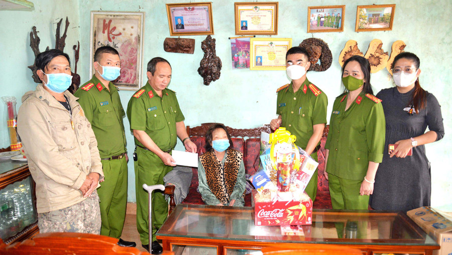 Lãnh đạo và cán bộ, điêu tra viên VPCQCSĐT Công an tỉnh thăm hỏi tặng quà mẹ Việt Nam Anh hùng Võ Thị Lục. Ảnh: Nguyễn Hữu