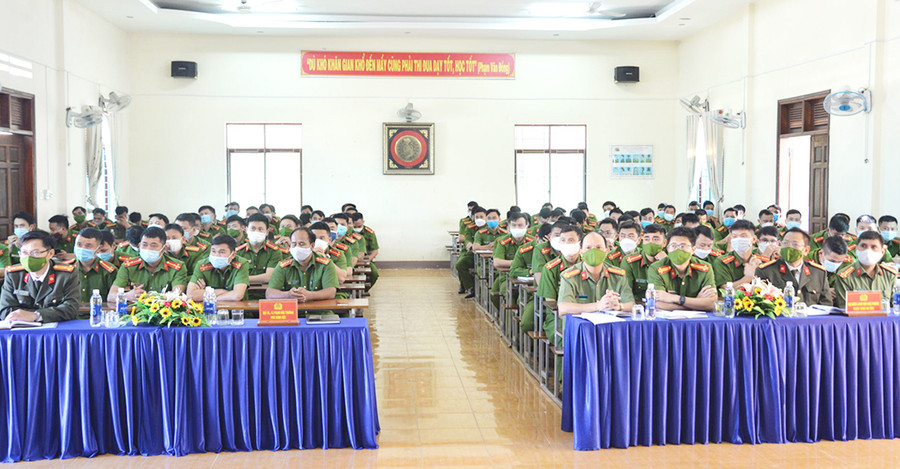 Các đại biểu và học viên tham gia lễ khai giảng. Ảnh: Nguyễn Hữu  Các đại biểu và học viên tham gia lễ khai giảng. Ảnh: Nguyễn Hữu