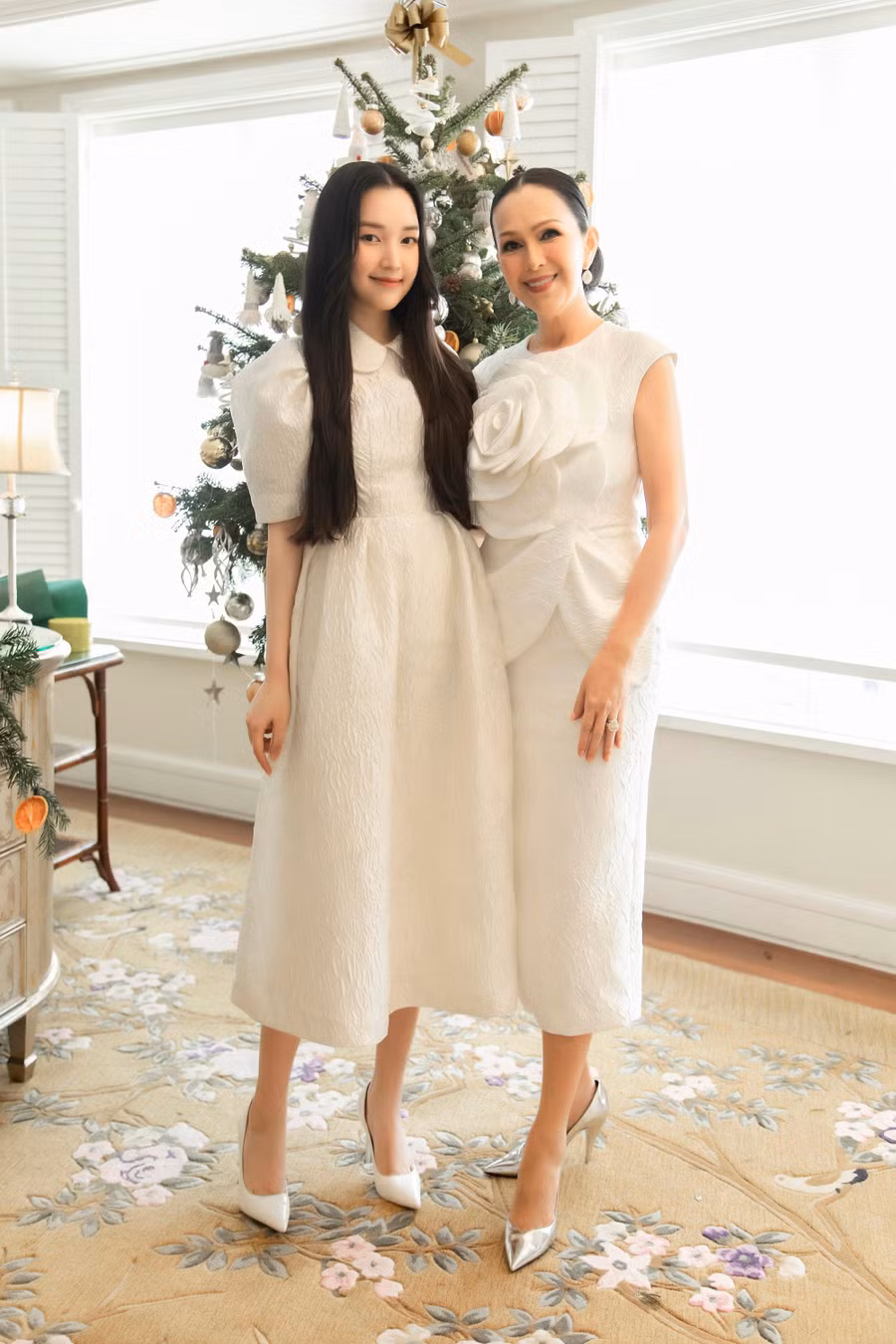 Nàng thơ xứ Huế Ngọc Trân chọn thiết kế làm bằng vải gấm. Trang phục kín đáo phù hợp với hình ảnh thanh lịch mà Ngọc Trân xây dựng. Còn nhỏ tuổi trong dàn người đẹp tham gia buổi tiệc nhưng Ngọc Trân cho thấy cô đã sớm định hình được phong cách cá nhân.