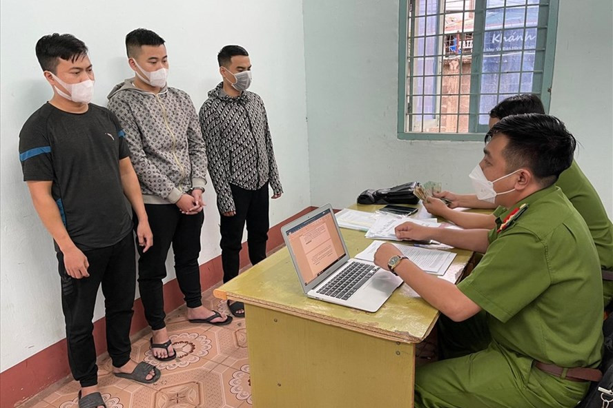 Nhóm đối tượng cho vay nặng lãi được Công an triệu tập làm việc. Ảnh: T.X