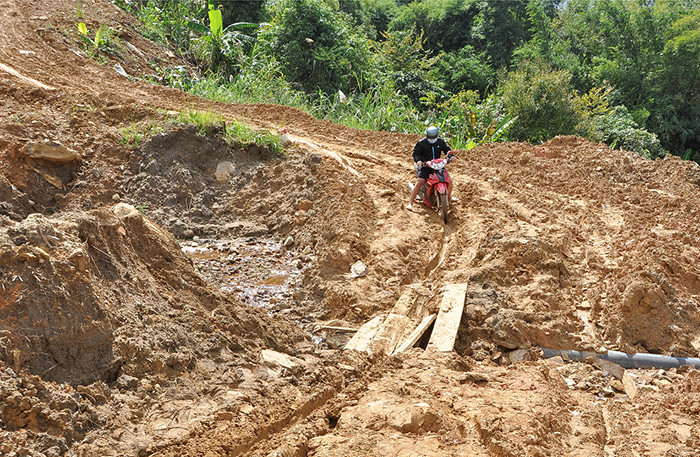 Nhọc nhằn đường lên điểm trường ở mường Hoong.