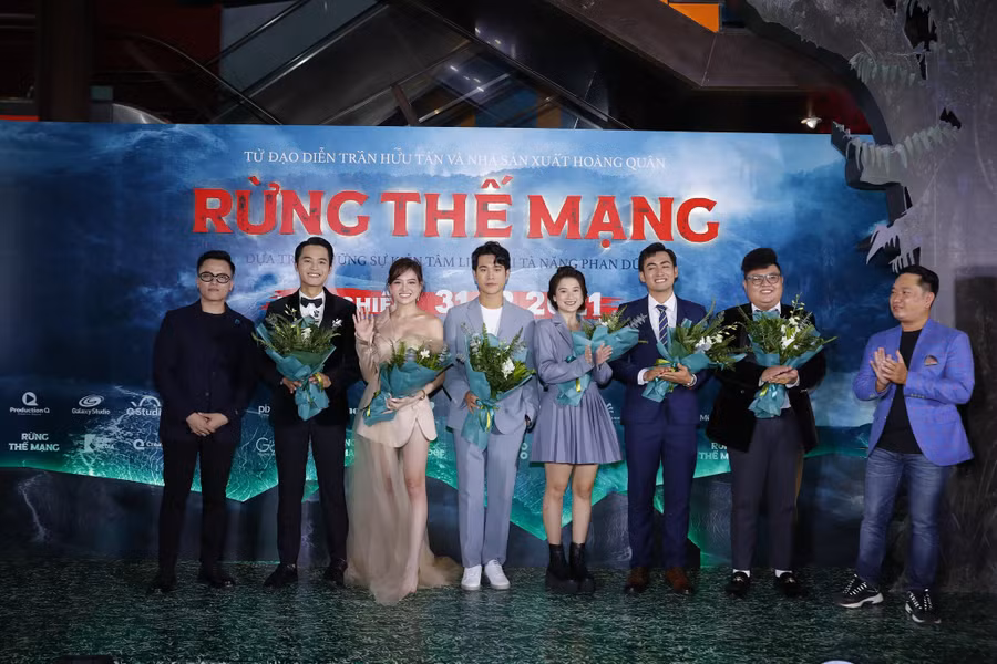 Dàn diễn viên của phim xúc động vì sau bao lần dời, hoãn chiếu vì dịch Covid-19, Rừng thế mạng đã được ra mắt khán giả. Ảnh: BTC