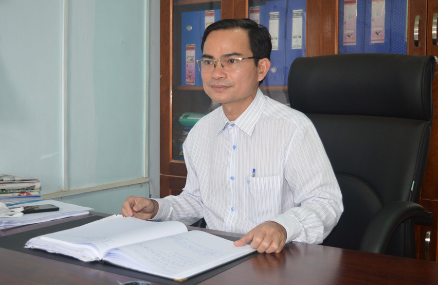 Thầy Lê Văn Tàu- Hiệu trưởng Trường THPT Mạc Đĩnh Chi. Ảnh: Phương Dung