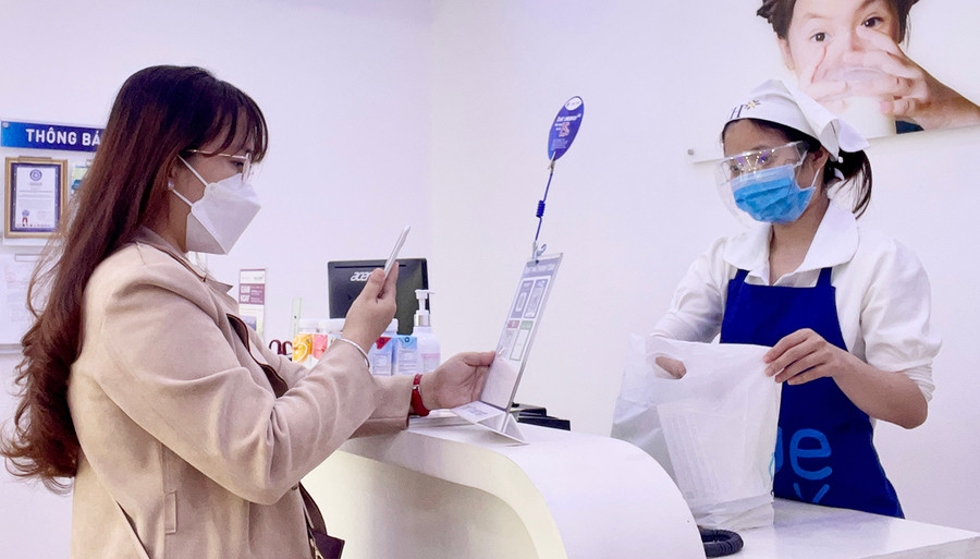  Thanh toán không dùng tiền mặt đang được ứng dụng rộng rãi trong các giao dịch mua hàng hóa. Ảnh: Vũ Thảo