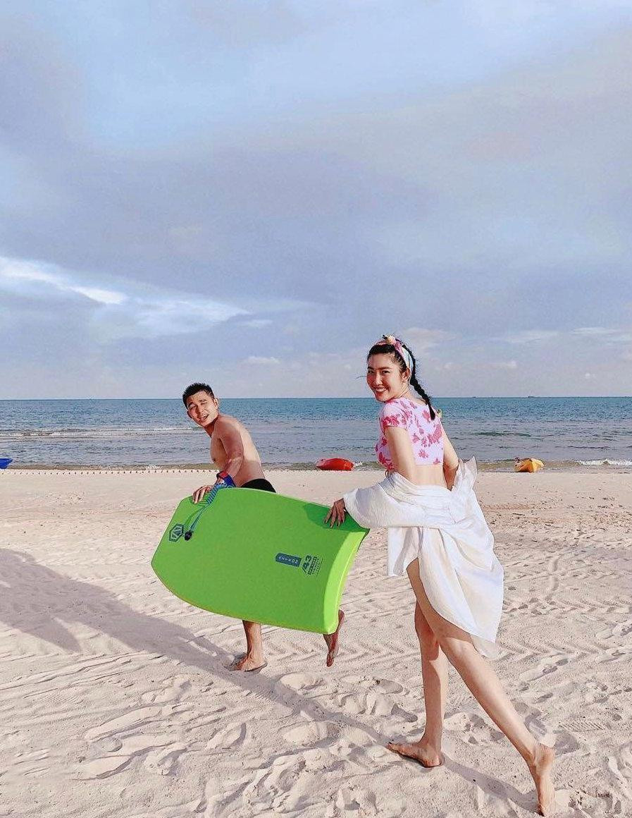 Thúy Ngân và Jun Phạm thân thiết khi tham gia Running Man Vietnam. Ảnh: Instagram NV