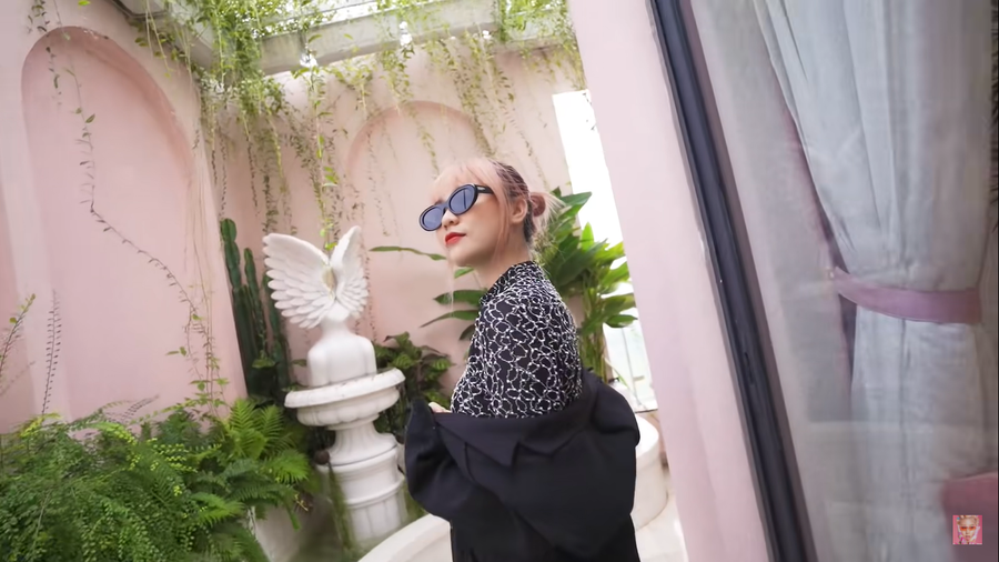 Chính cô nàng cũng thừa nhận bản thân hợp với phong cách này nhưng không có dịp thử nhiều.