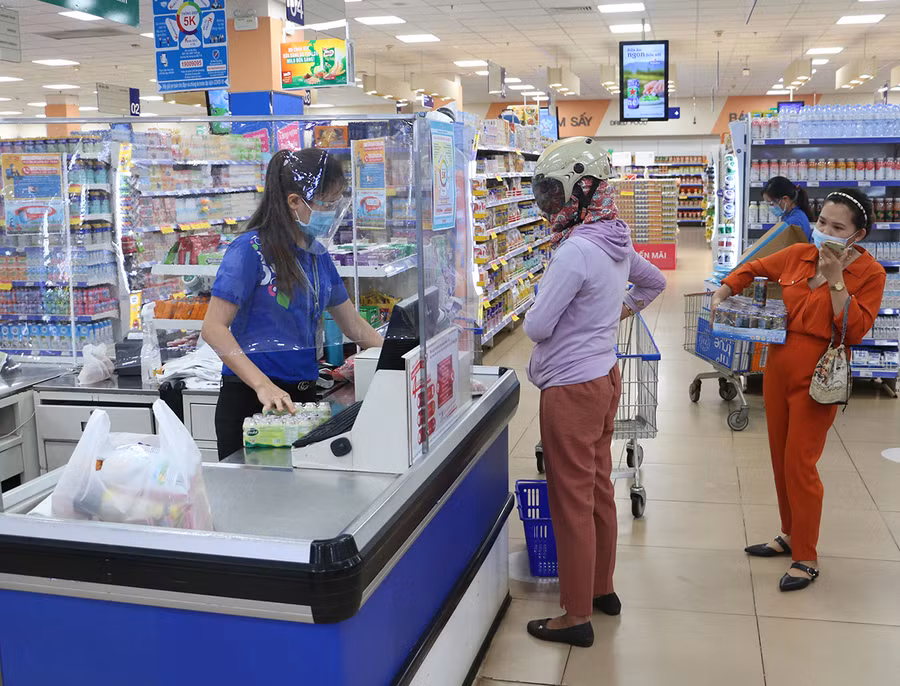 Việc người dân tăng cường mua hàng trực tuyến góp phần hạn chế tập trung đông người trong thời điểm dịch Covid-19 diễn biến phức tạp. Ảnh: Quang Tấn