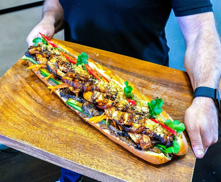 Chiếc bánh dài tới 60 cm, được mô tả 