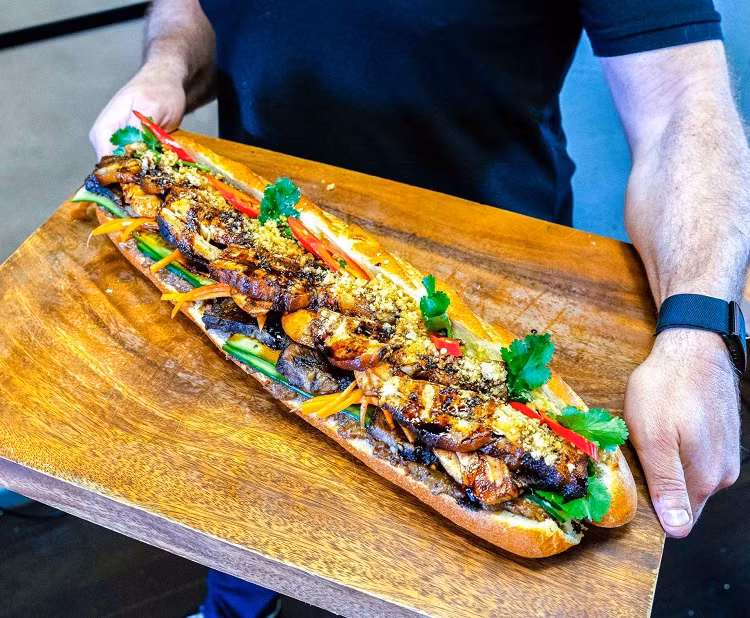 Chiếc bánh dài tới 60 cm, được mô tả 