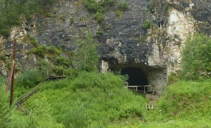 Hang Denisova ở Siberia. Ảnh: Phân viện Siberia - Học viện Khoa học Nga Hang Denisova ở Siberia - Ảnh: Phân viện Siberia - Học viện Khoa học Nga