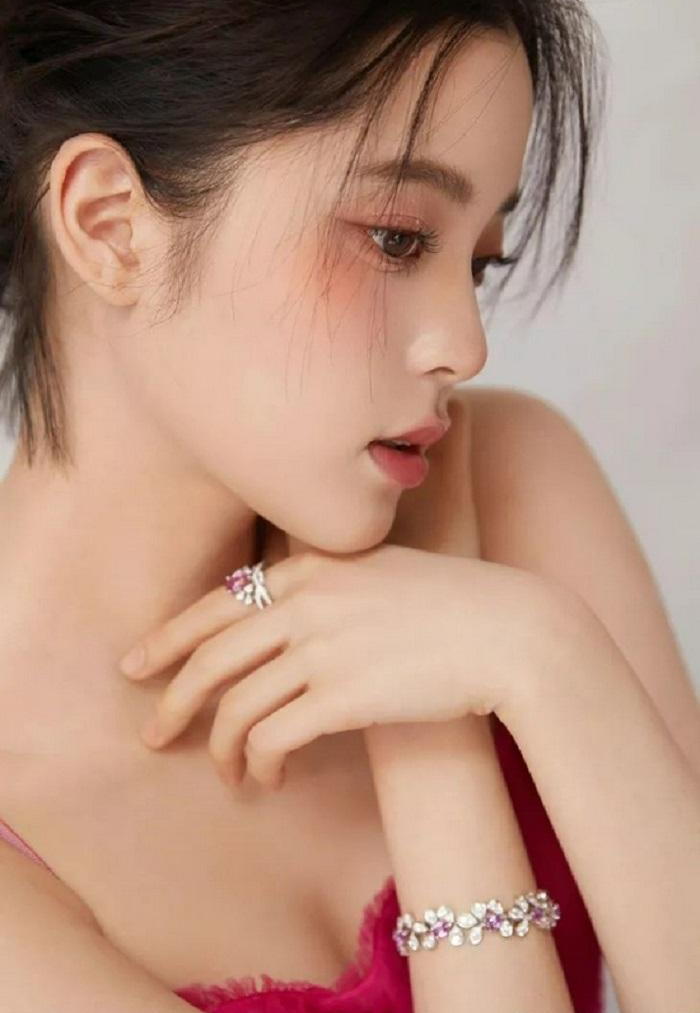  Gương mặt của công chúa cello Âu Dương Na Na bội phần xinh đẹp nhờ đánh phấn má hồng màu cam tươi đúng cách.