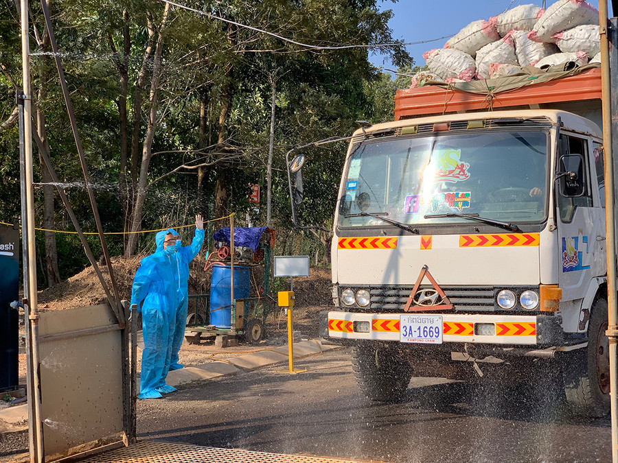 Lực lượng chức năng kiểm tra người và phương tiện ra vào tại Cửa khẩu Quốc tế Lệ Thanh (huyện Đức Cơ). Ảnh: Như Nguyện Lực lượng chức năng kiểm tra chặt chẽ người và phương tiện ra vào tại Cửa khẩu Quốc tế Lệ Thanh (huyện Đức Cơ). Ảnh: Như Nguyện