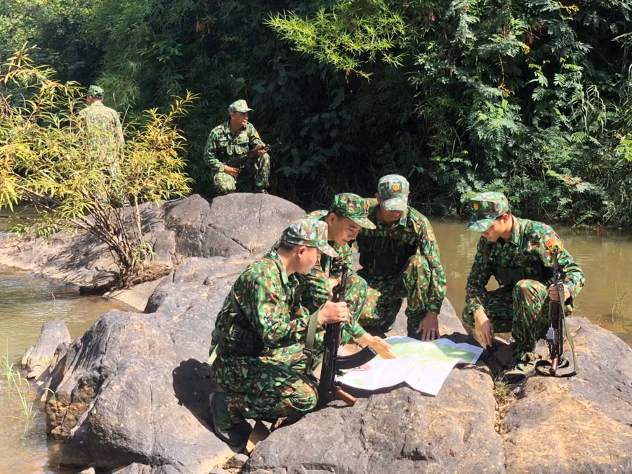 Cán bộ, chiến sĩ Biên phòng tuần tra, kiểm soát trên tuyến biên giới. Ảnh: Phương Dung
