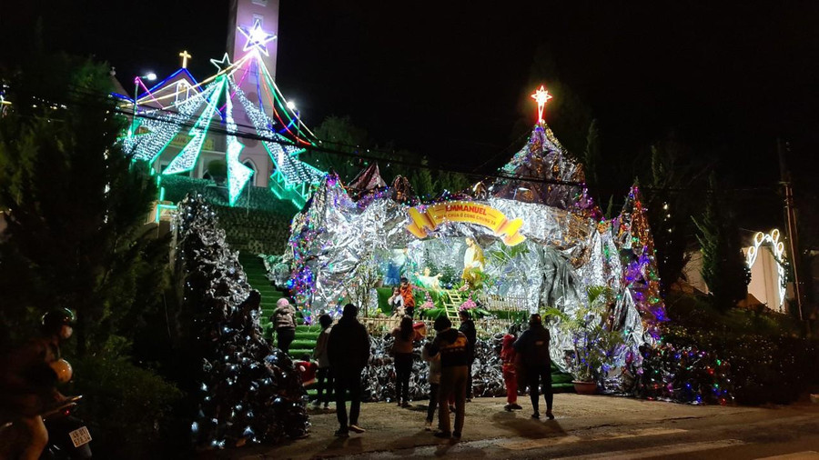 Nhiều du khách tìm đến hang đá tại Nhà thờ Thánh Mẫu, P.7, Đà Lạt để vui đón Giáng sinh