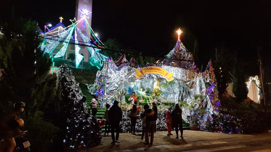 Nhiều du khách tìm đến hang đá tại Nhà thờ Thánh Mẫu, P.7, Đà Lạt để vui đón Giáng sinh