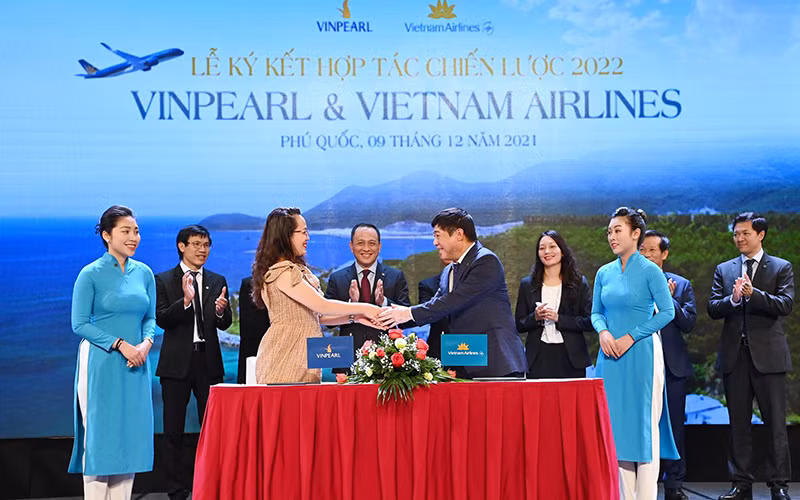 Ký kết thỏa thuận hợp tác chiến lược hàng không du lịch giữa Vietnam Airlines và Vinpearl.